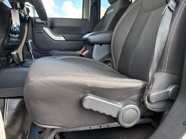 Used 2017 Jeep Wrangler Unlimited Sahara w/ Connectivity Group AWD/4WD image 11
