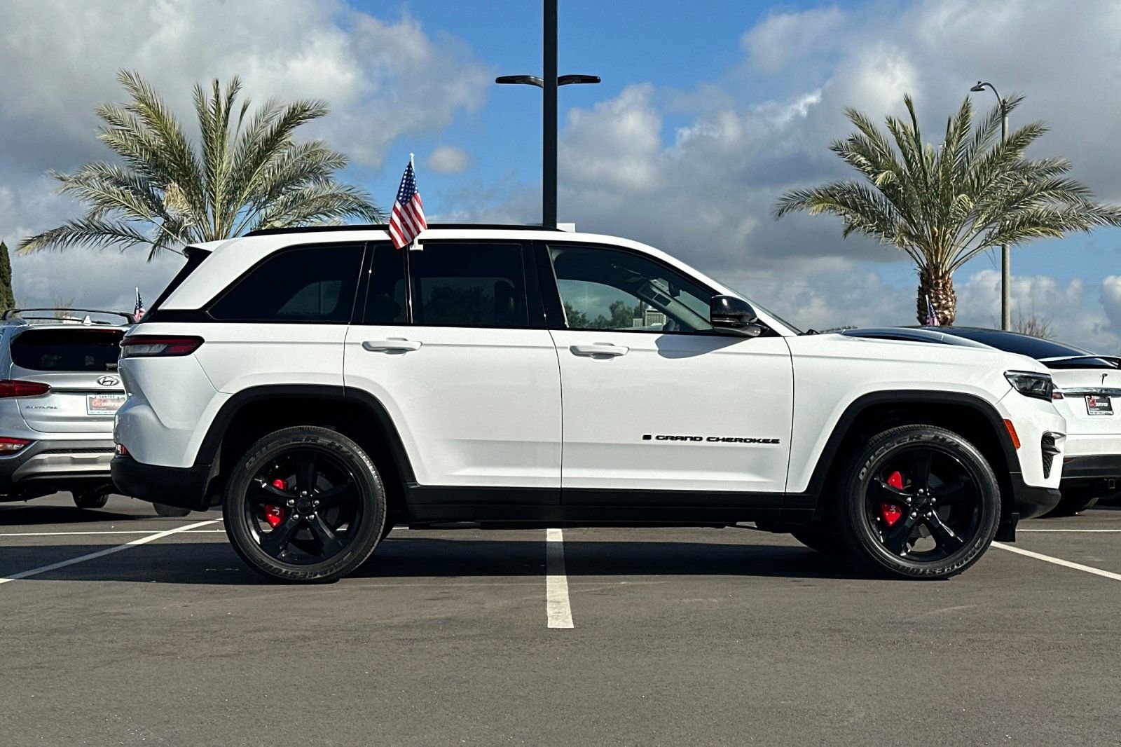 Used 2023 Jeep Grand Cherokee Altitude image 3
