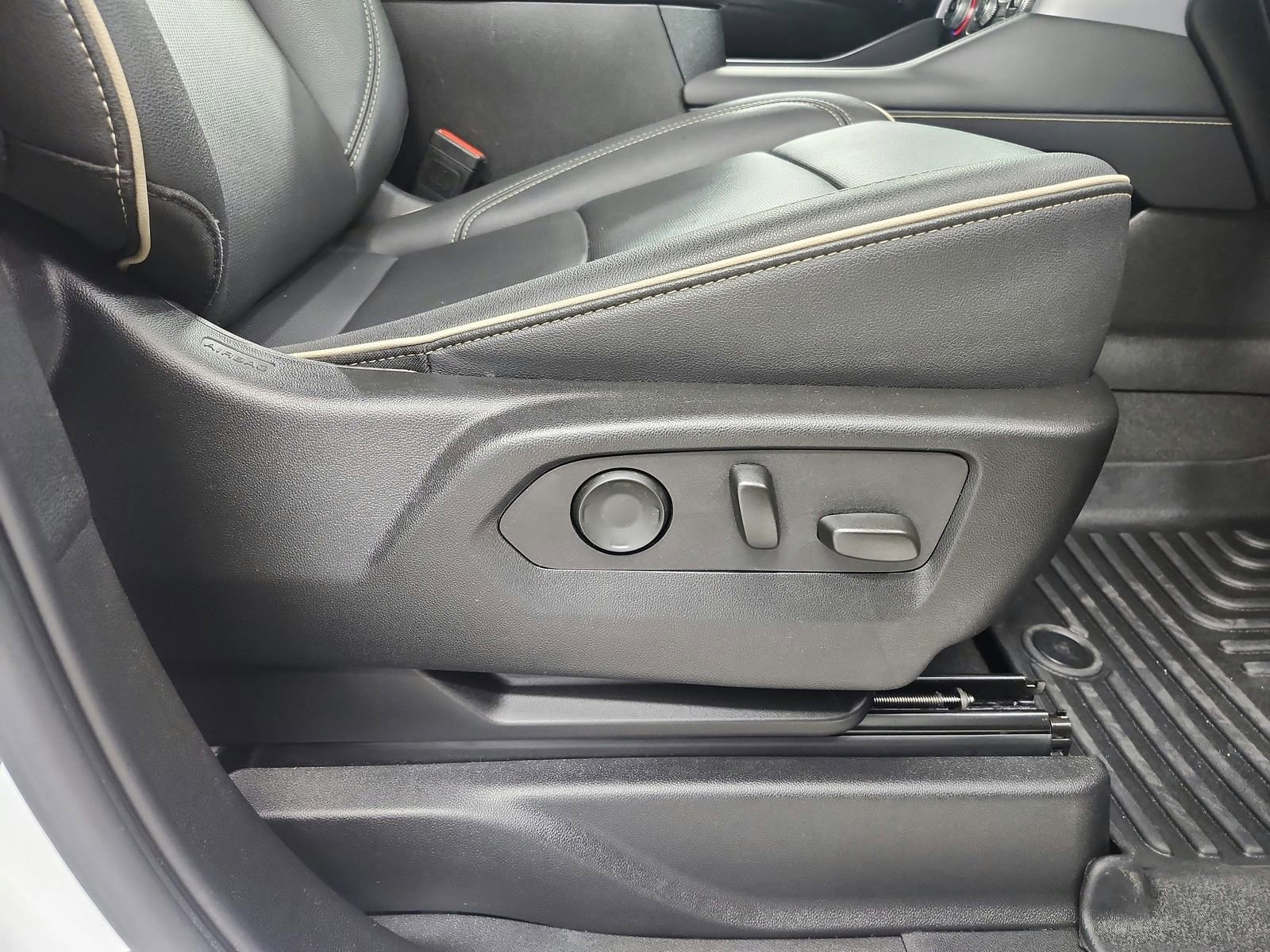 Used 2024 GMC Yukon XL SLT image 47