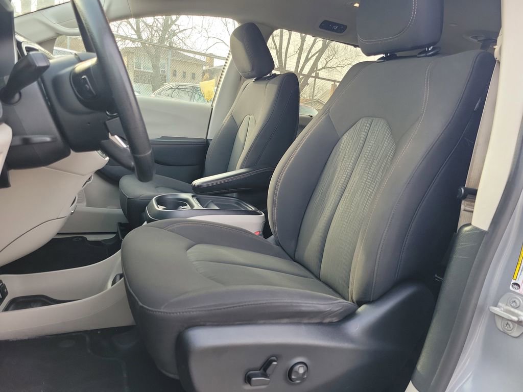 Used 2020 Chrysler Pacifica Touring w/ Tire & Wheel Group image 22