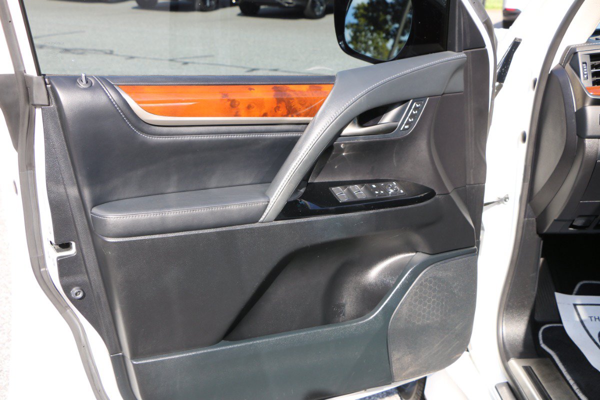 Used 2021 Lexus LX 570 4WD w/ Luxury Package image 17