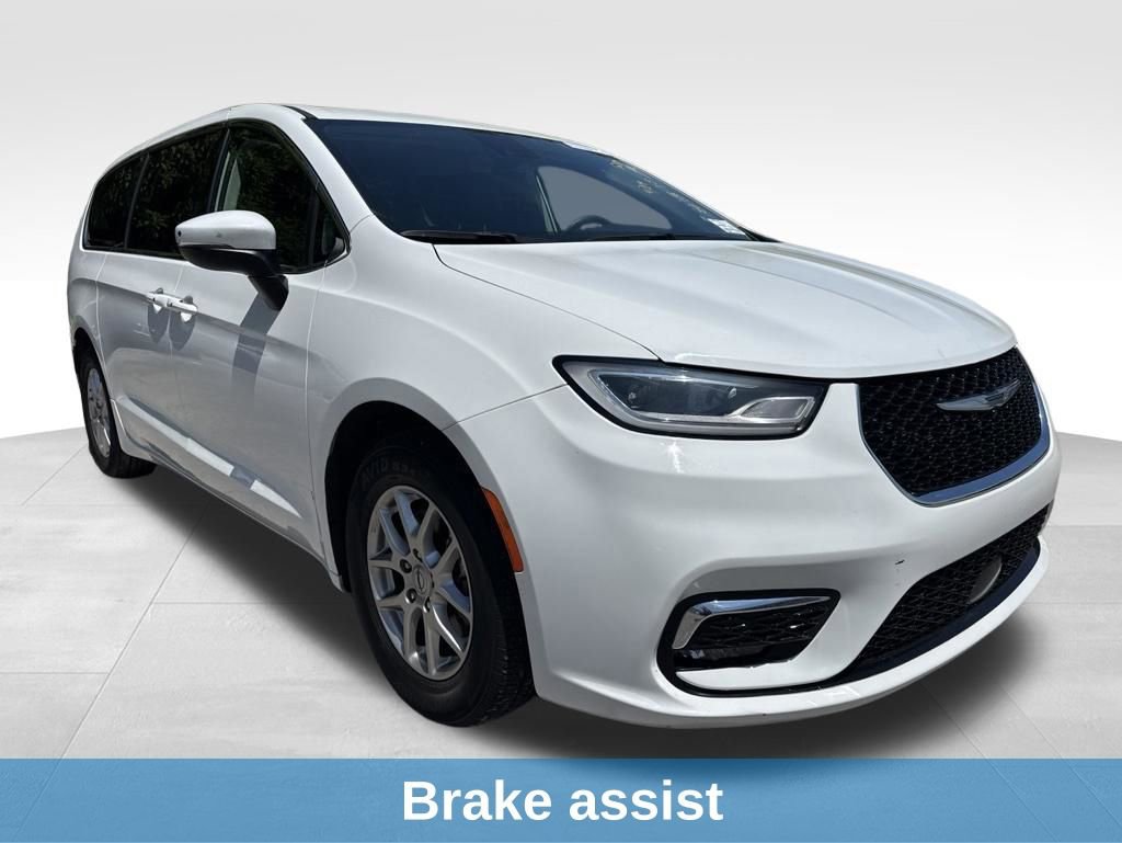 Used 2023 Chrysler Pacifica Touring-L FWD image 11