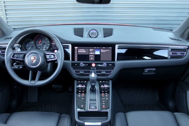 Certified 2025 Porsche Macan image 18