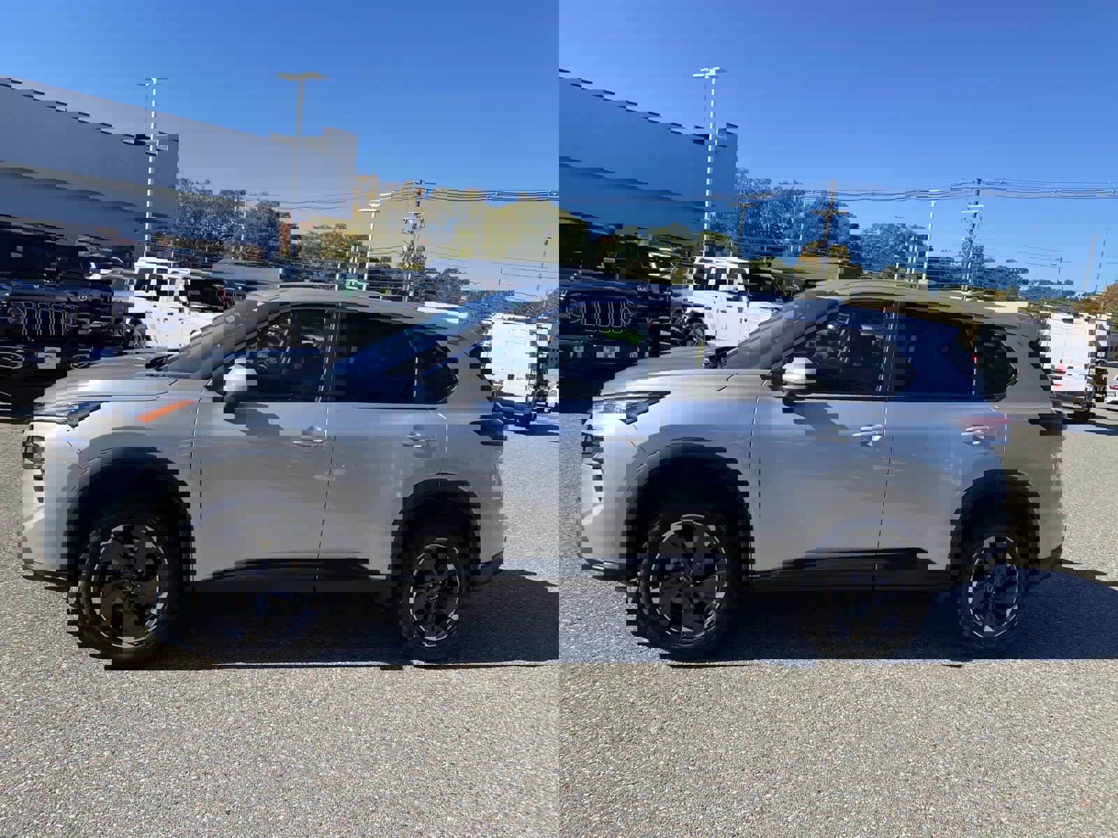 Used 2024 Nissan Rogue SV image 8