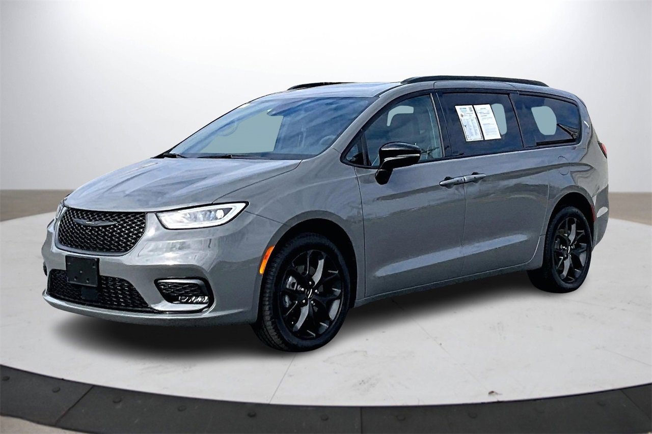 Used 2023 Chrysler Pacifica Limited w/ S Appearance Package image 4