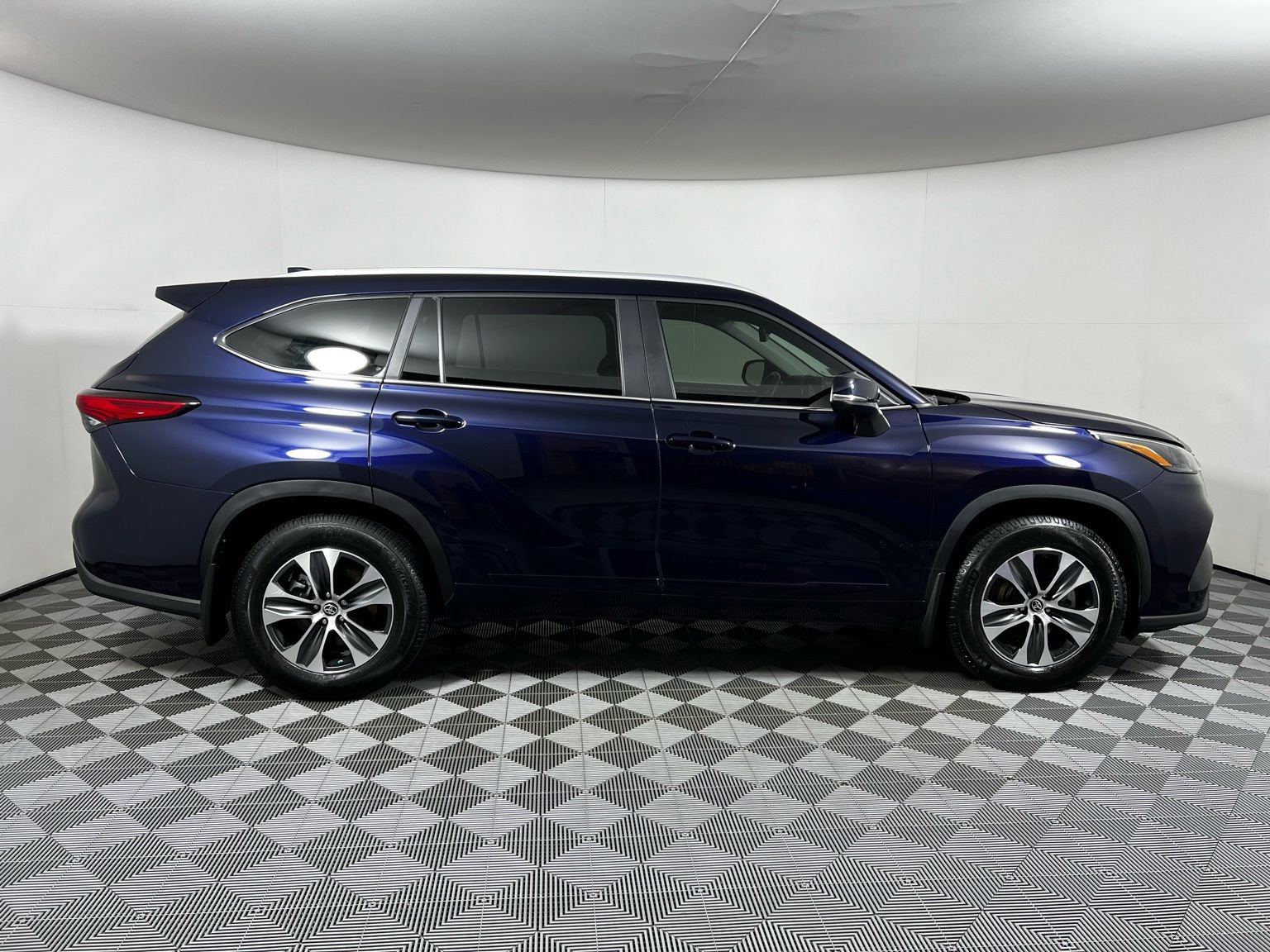 Used 2023 Toyota Highlander XLE image 4