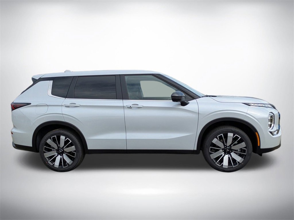 New 2025 Mitsubishi Outlander SE image 3