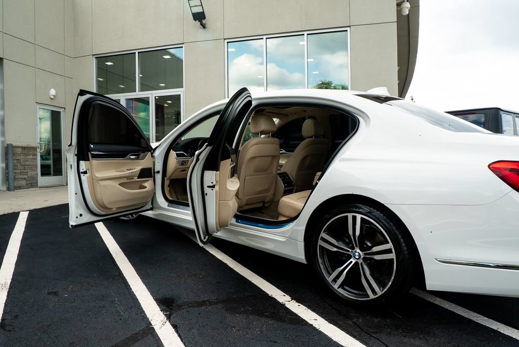 Used 2018 BMW 740i RWD image 17