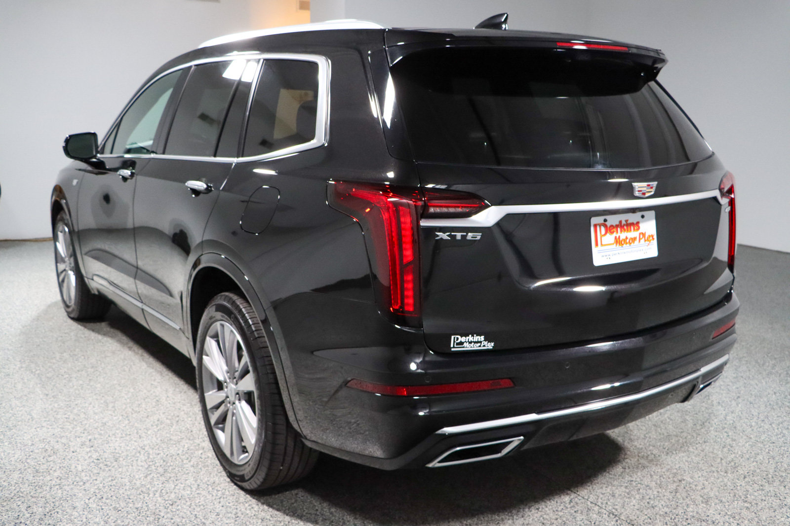 Used 2023 Cadillac XT6 Premium Luxury w/ Technology Package FWD image 9