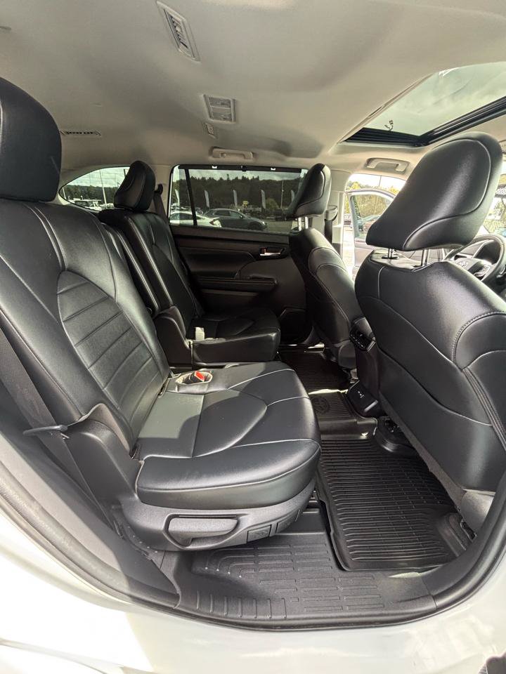 Used 2022 Toyota Highlander XLE AWD/4WD image 33