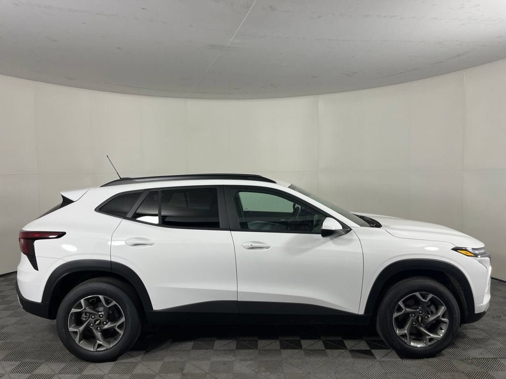 New 2026 Chevrolet Trax LT w/ LT Convenience Package FWD image 3