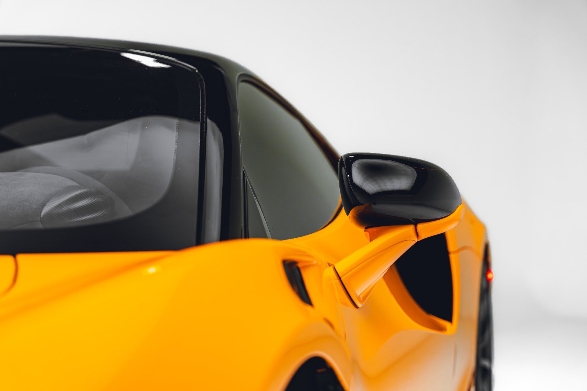 Used 2023 McLaren Artura RWD image 30