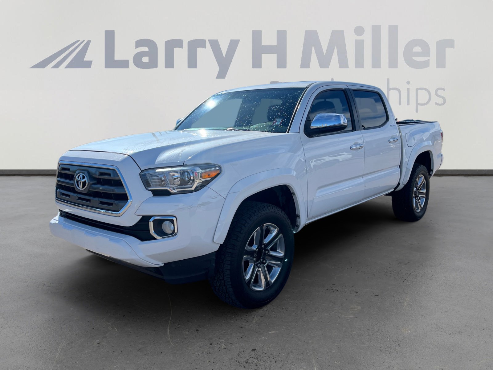 Used 2017 Toyota Tacoma Limited image 1