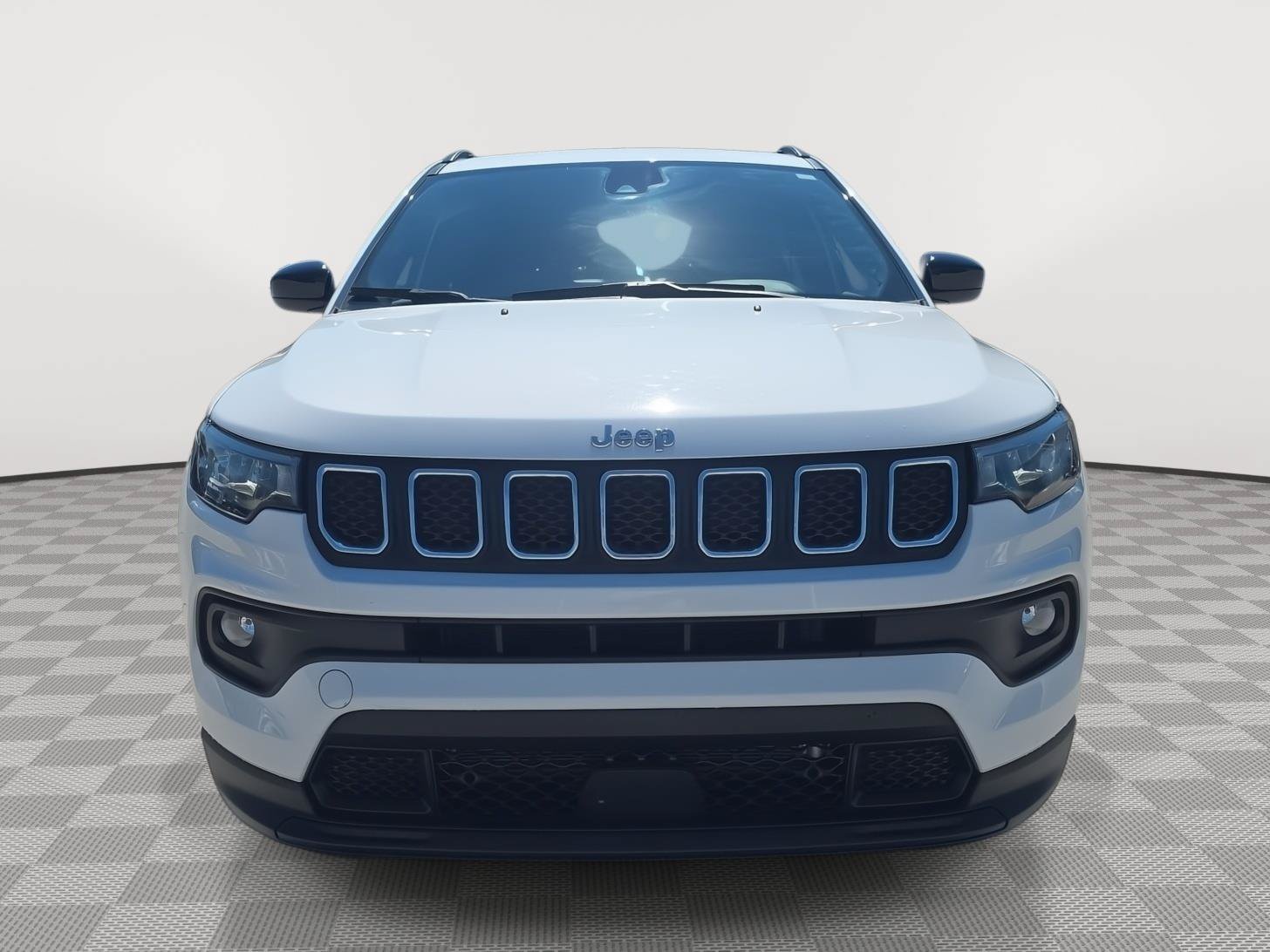Used 2023 Jeep Compass Latitude w/ Sun and Sound Group AWD/4WD image 2