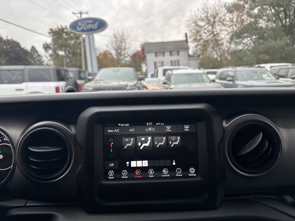 Used 2022 Jeep Gladiator Willys image 27