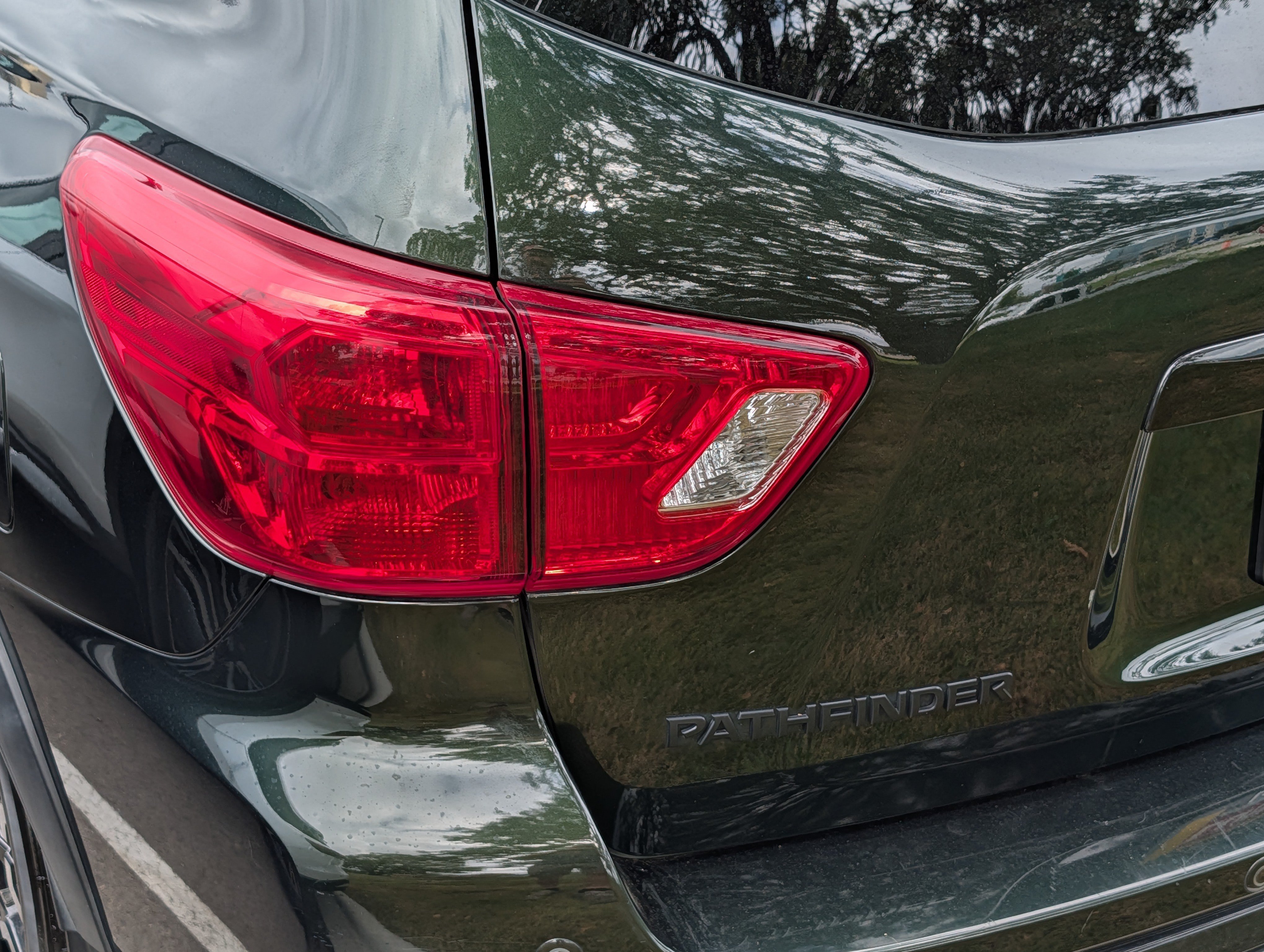 Used 2019 Nissan Pathfinder SL AWD/4WD image 17