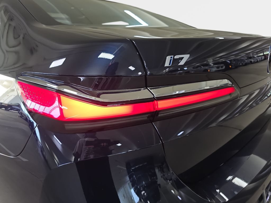 Used 2023 BMW i7 xDrive60 AWD/4WD image 33
