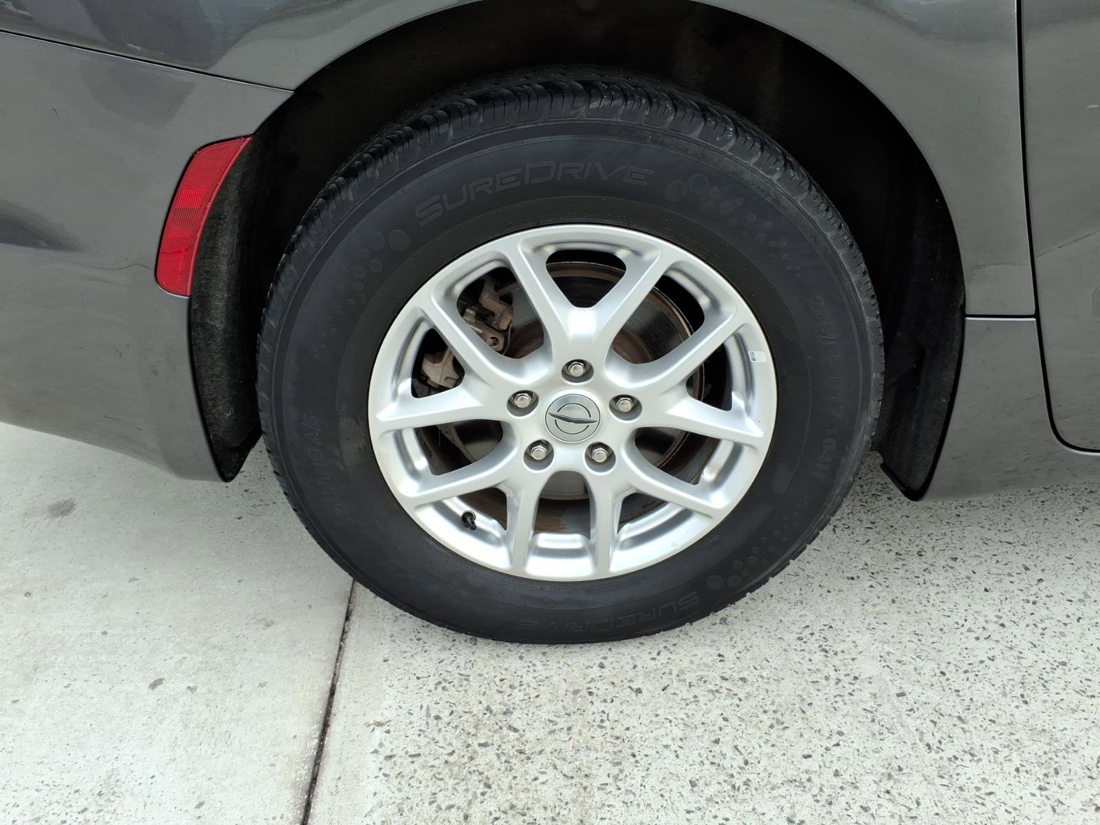 Used 2023 Chrysler Pacifica Touring-L image 6