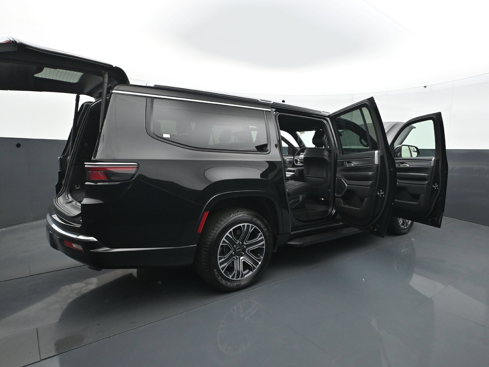 Used 2025 Jeep Wagoneer L Series II w/ 8-pass Seating Package AWD/4WD image 35