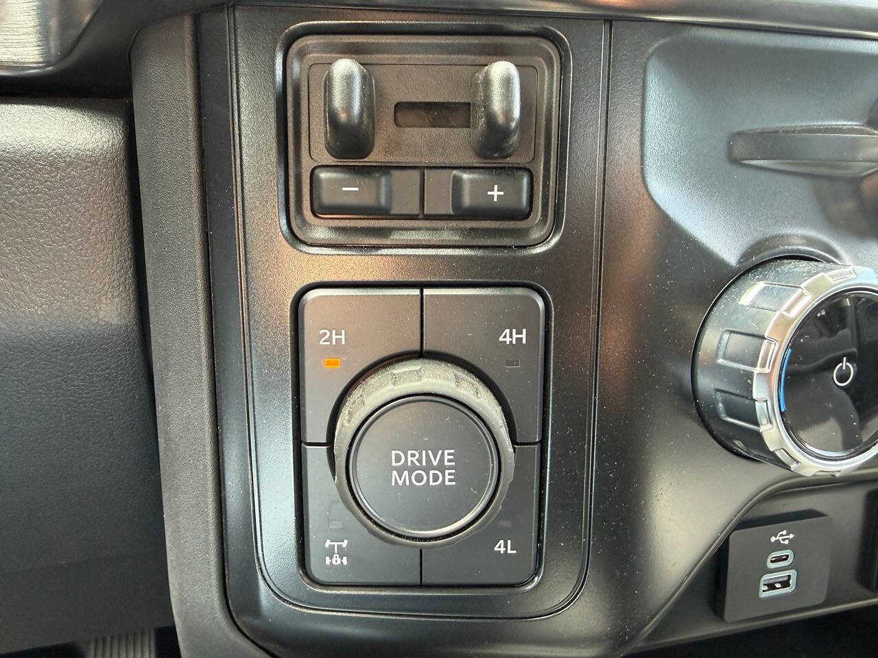 Used 2025 Ford F350 Lariat w/ FX4 Off-Road Package AWD/4WD image 22