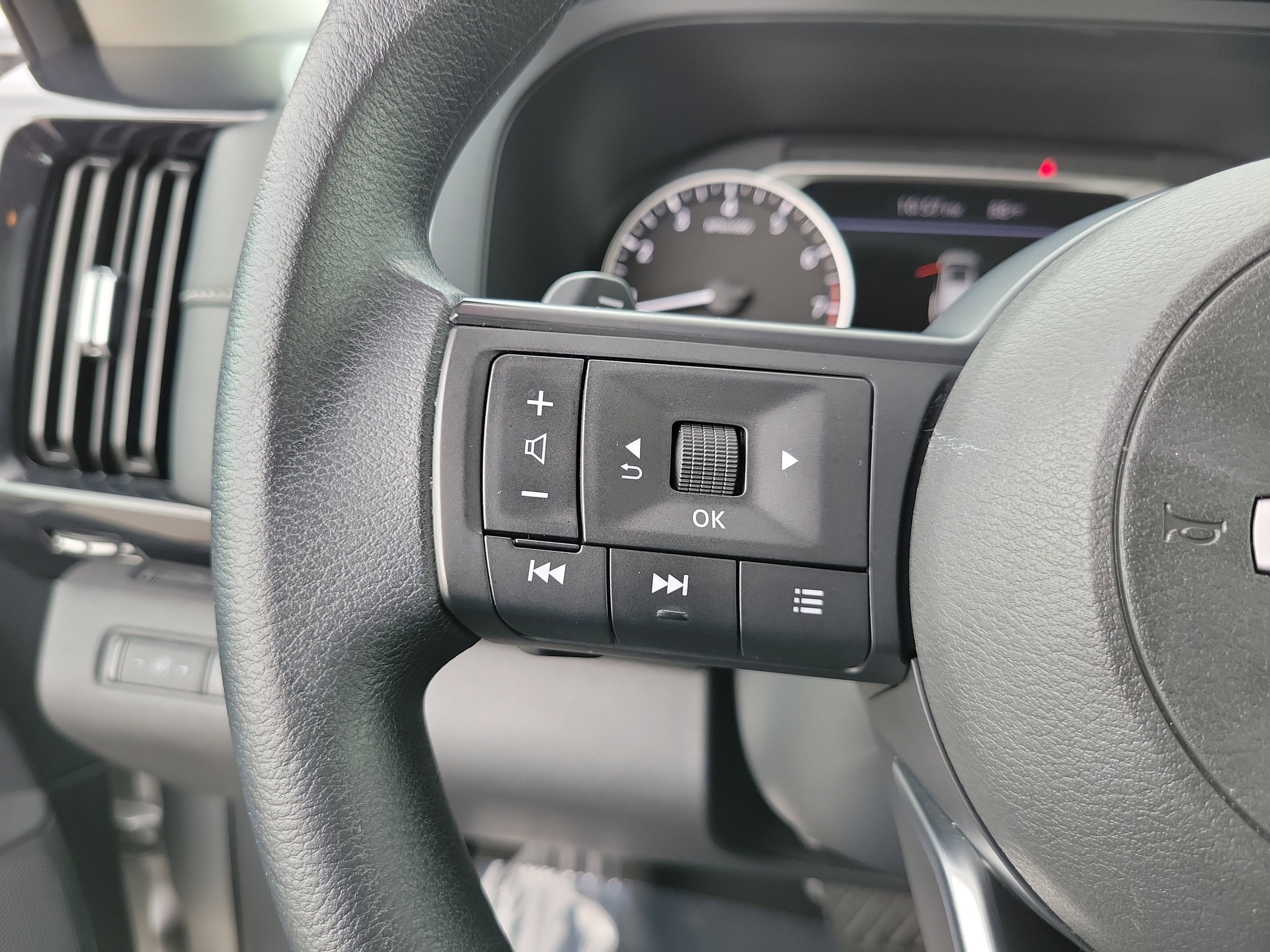 Used 2024 Nissan Pathfinder S FWD image 21