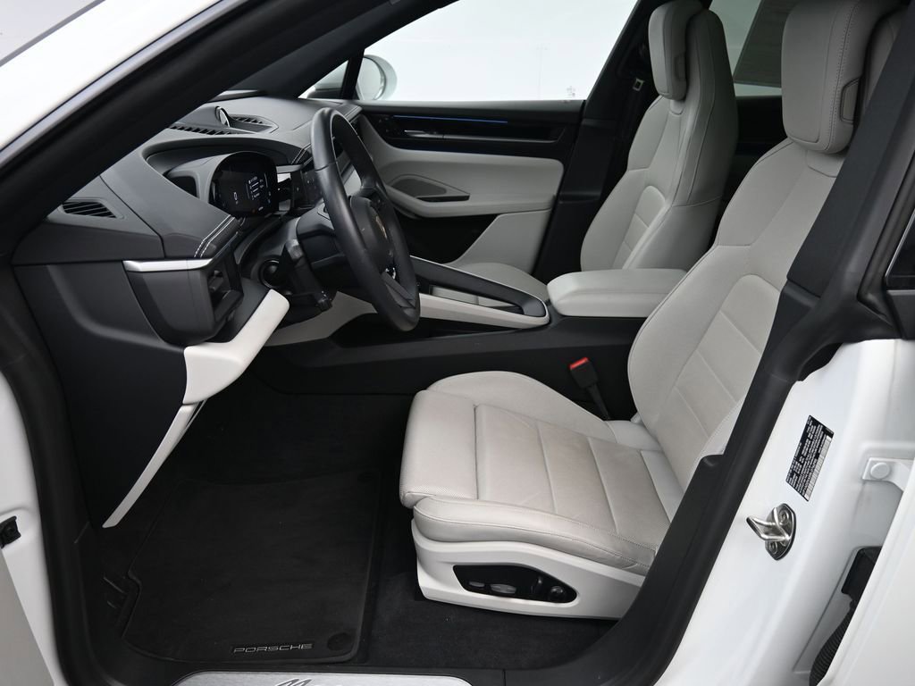 Certified 2025 Porsche Macan Electric image 10