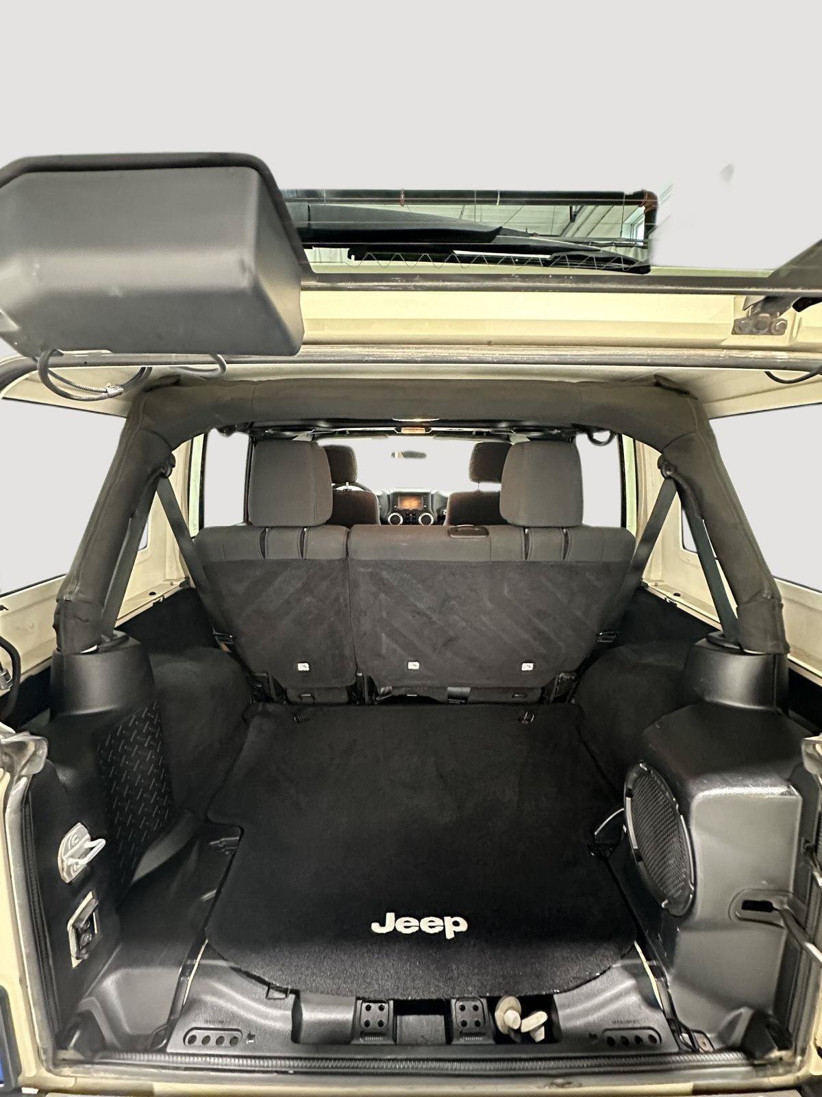 Used 2011 Jeep Wrangler Unlimited Sahara w/ Connectivity Group AWD/4WD image 17