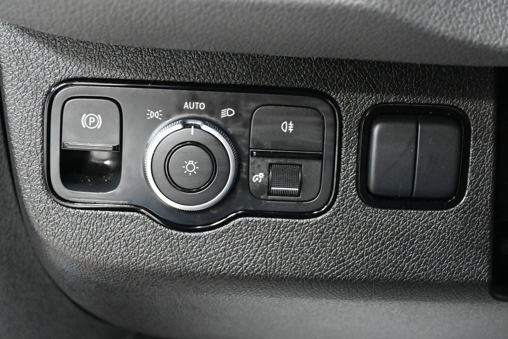 Used 2024 Mercedes-Benz eSprinter 170 Cargo image 23