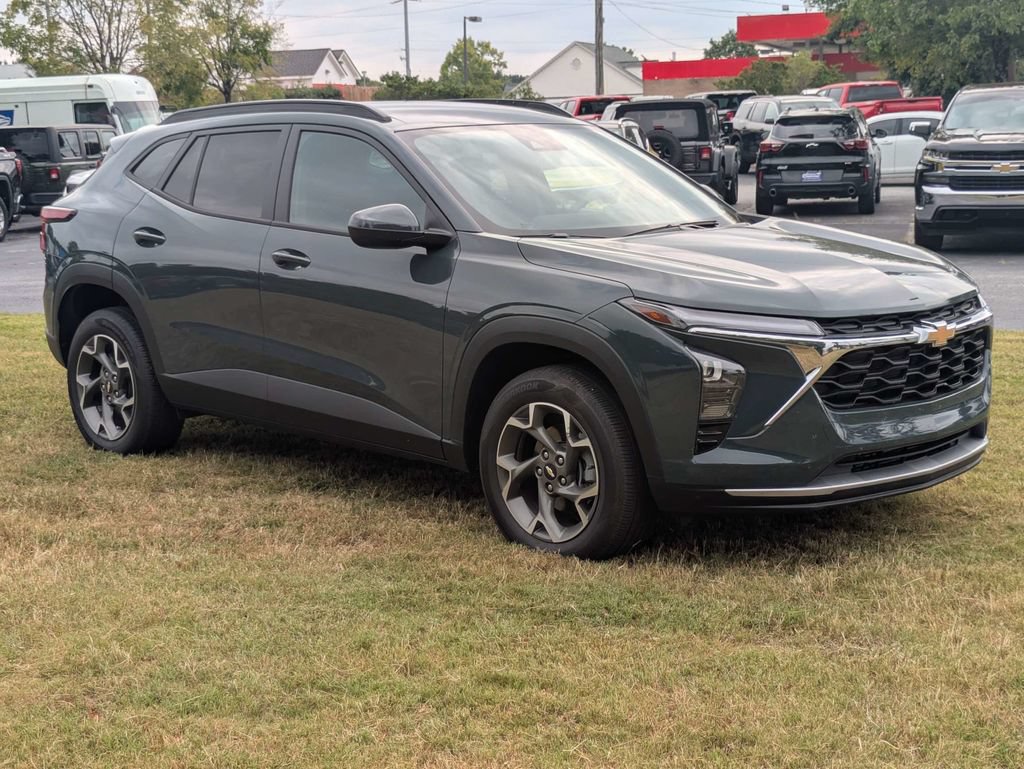 Used 2025 Chevrolet Trax LT FWD image 2