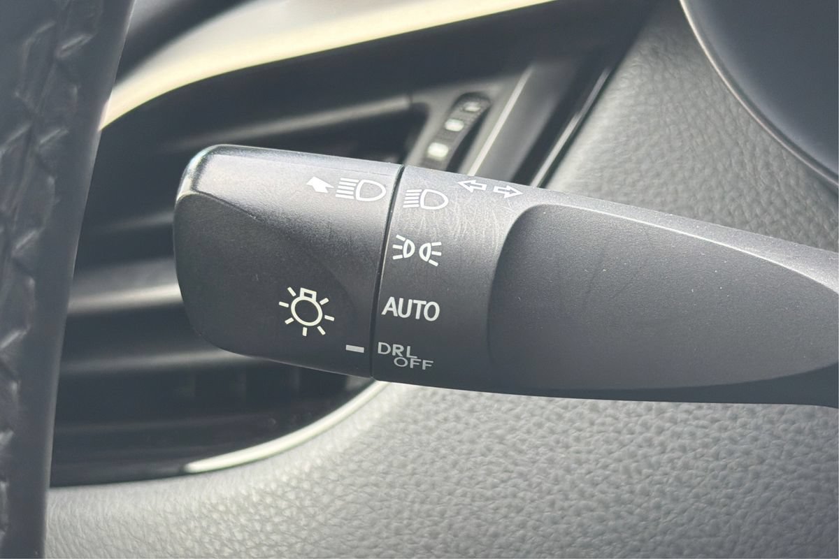 Used 2019 Toyota C-HR Limited FWD image 17