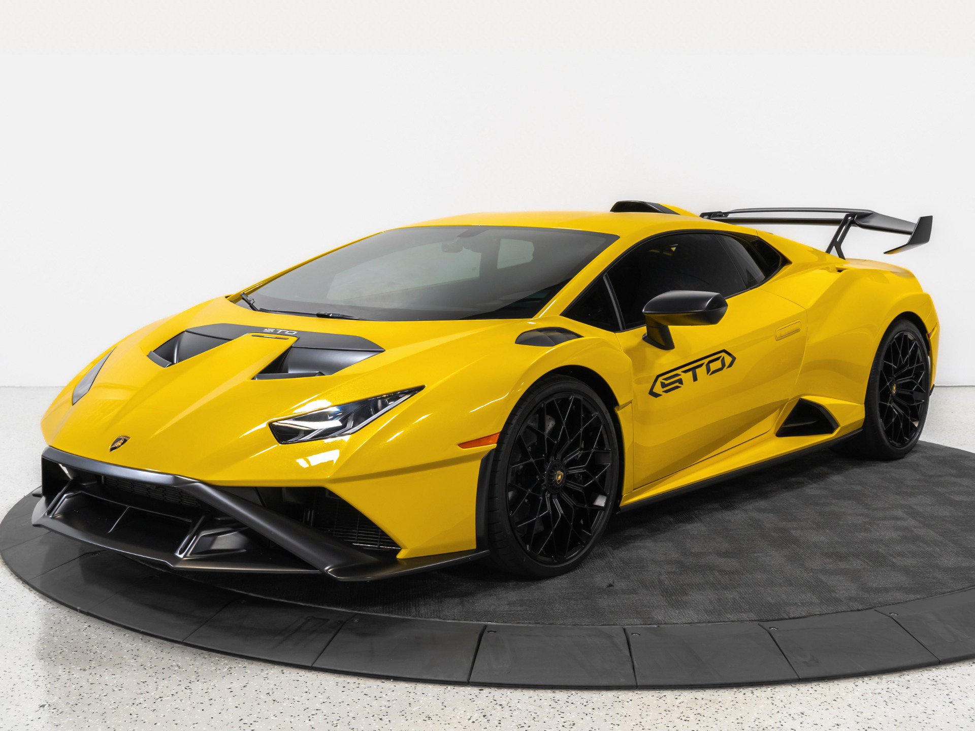 Used 2022 Lamborghini Huracan STO RWD image 2