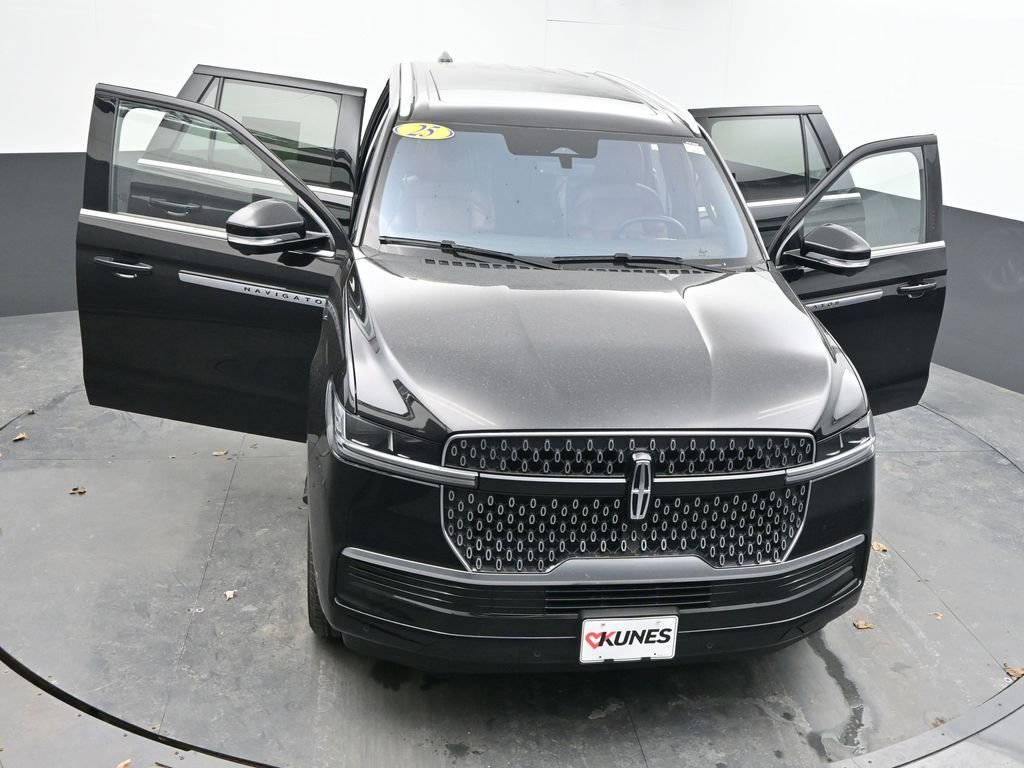 Used 2025 Lincoln Navigator Reserve image 64