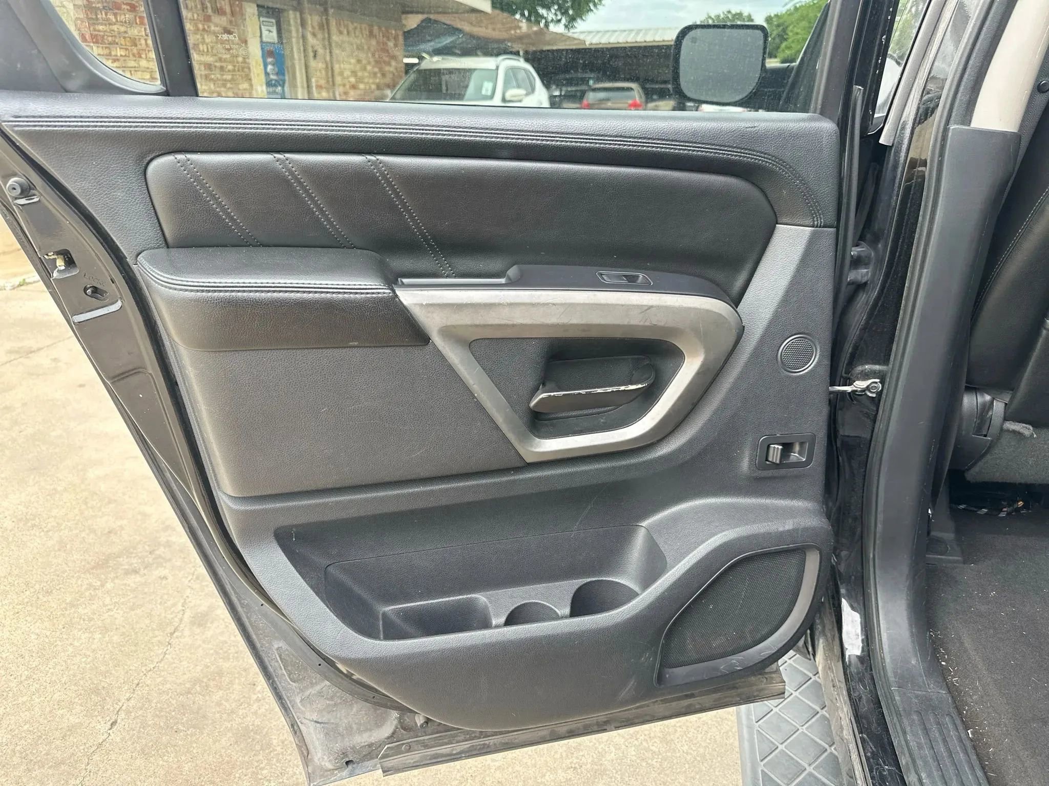 Used 2015 Nissan Armada SL image 31