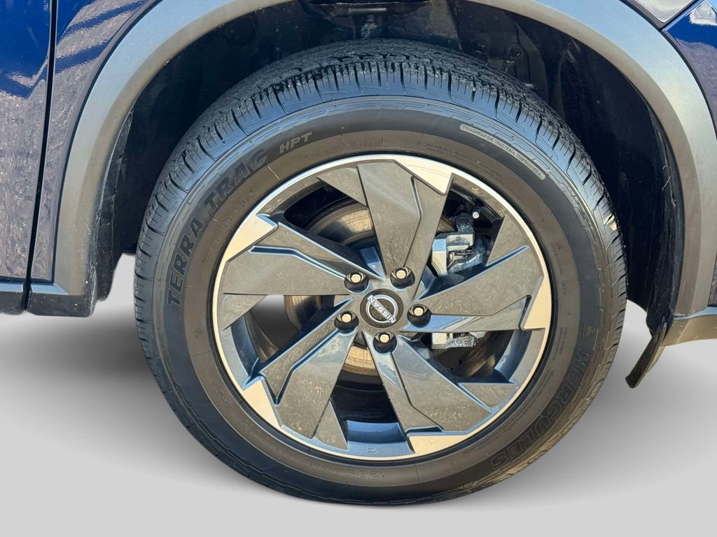 Certified 2025 Nissan Rogue SV image 9