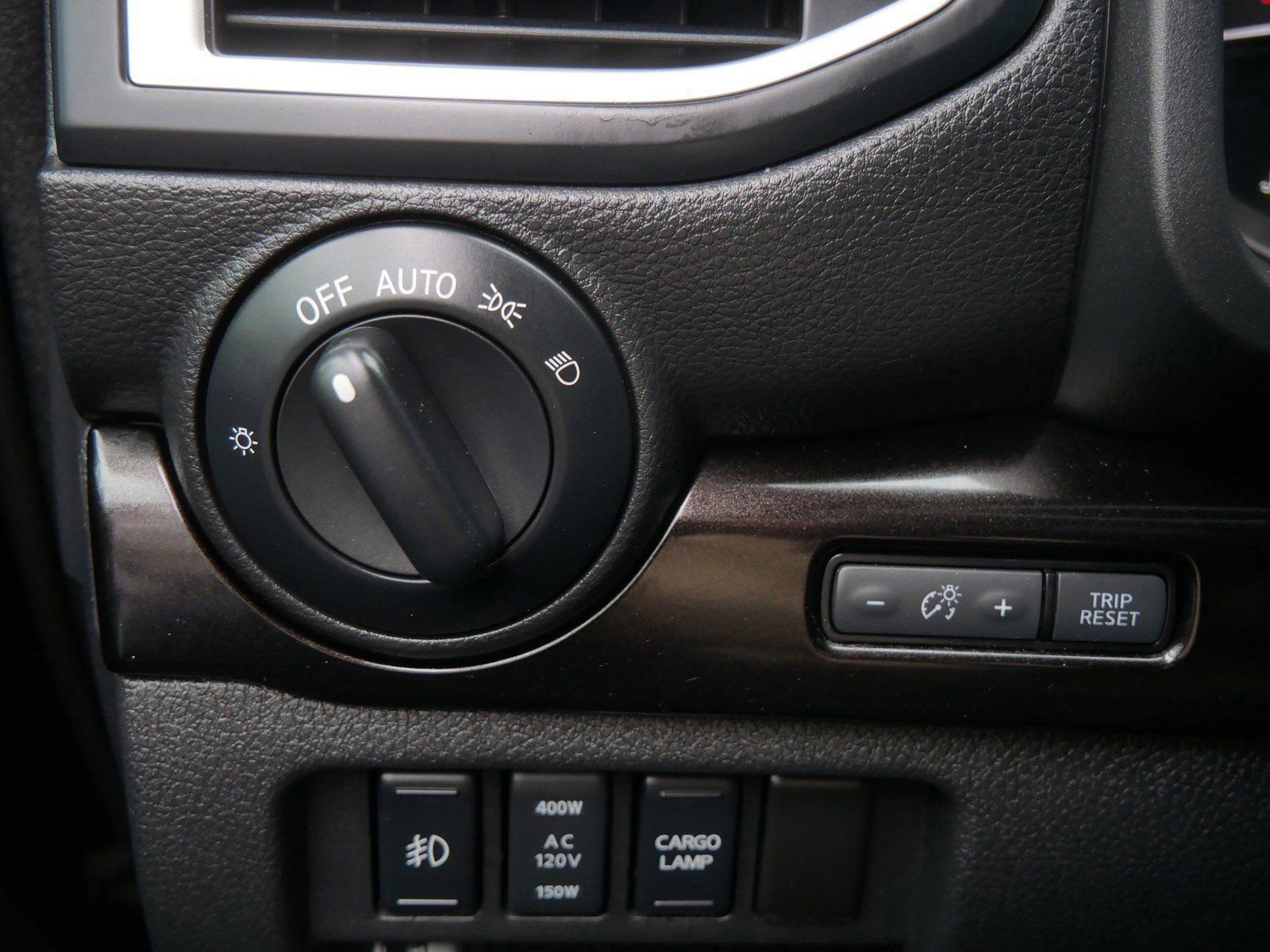 Used 2018 Nissan Titan SL w/ Midnight Edition image 31