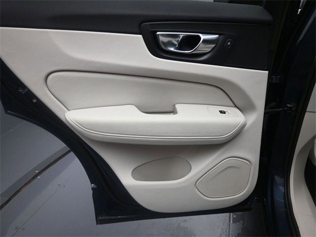 Used 2022 Volvo XC60 B5 Momentum w/ Climate Package image 25