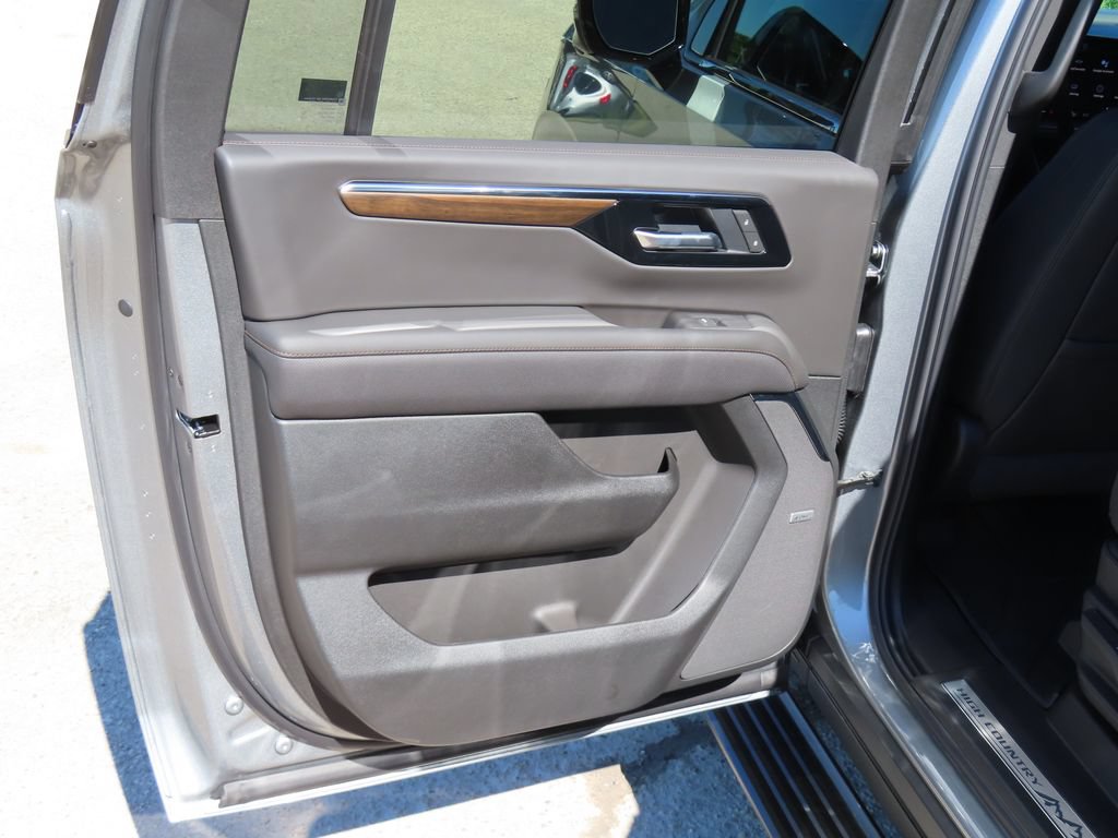 New 2026 Chevrolet Suburban High Country AWD/4WD image 30