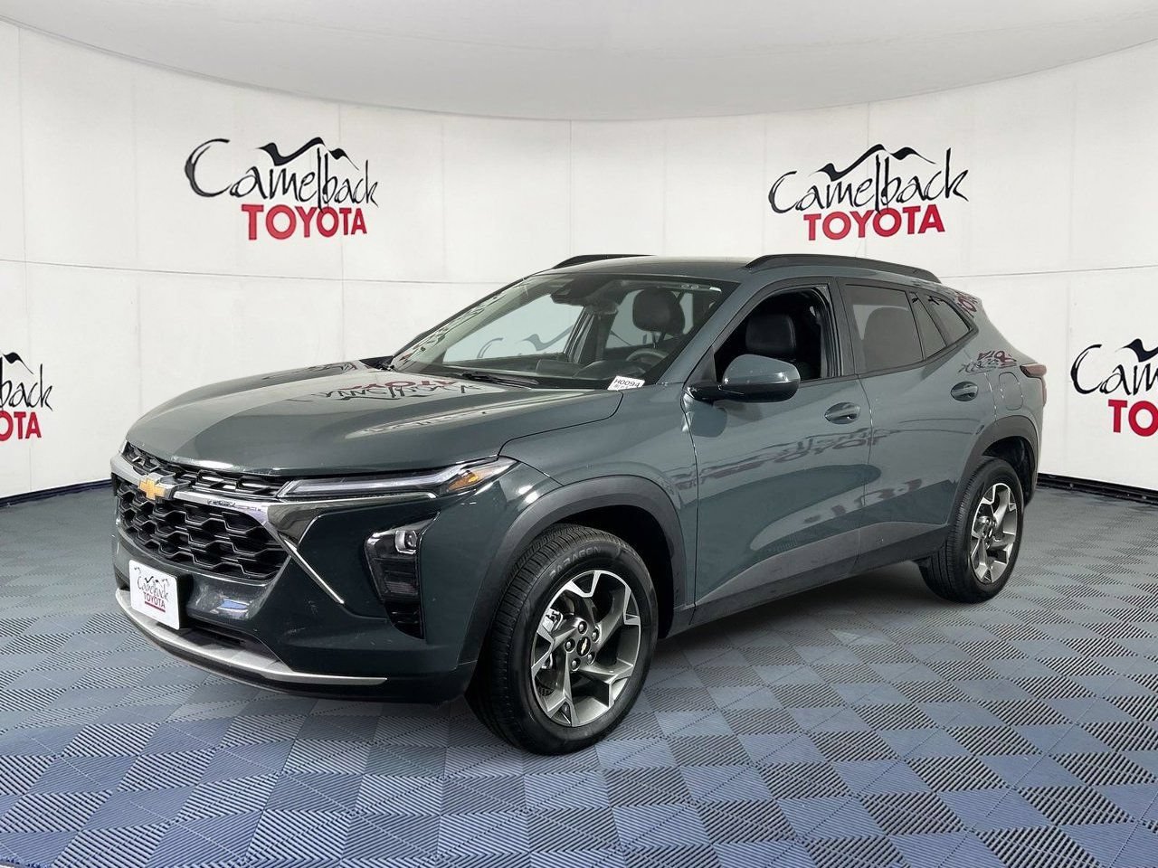 Used 2025 Chevrolet Trax LT FWD image 4