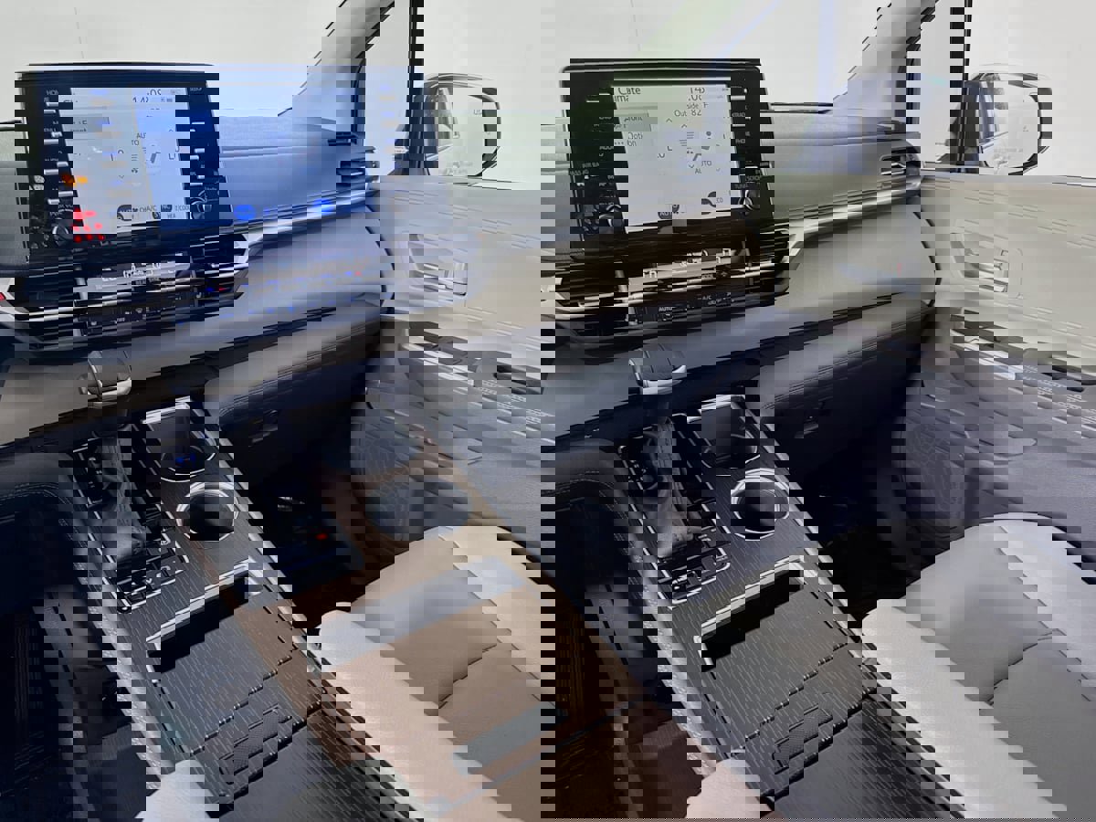 Used 2024 Toyota Sienna XLE image 27