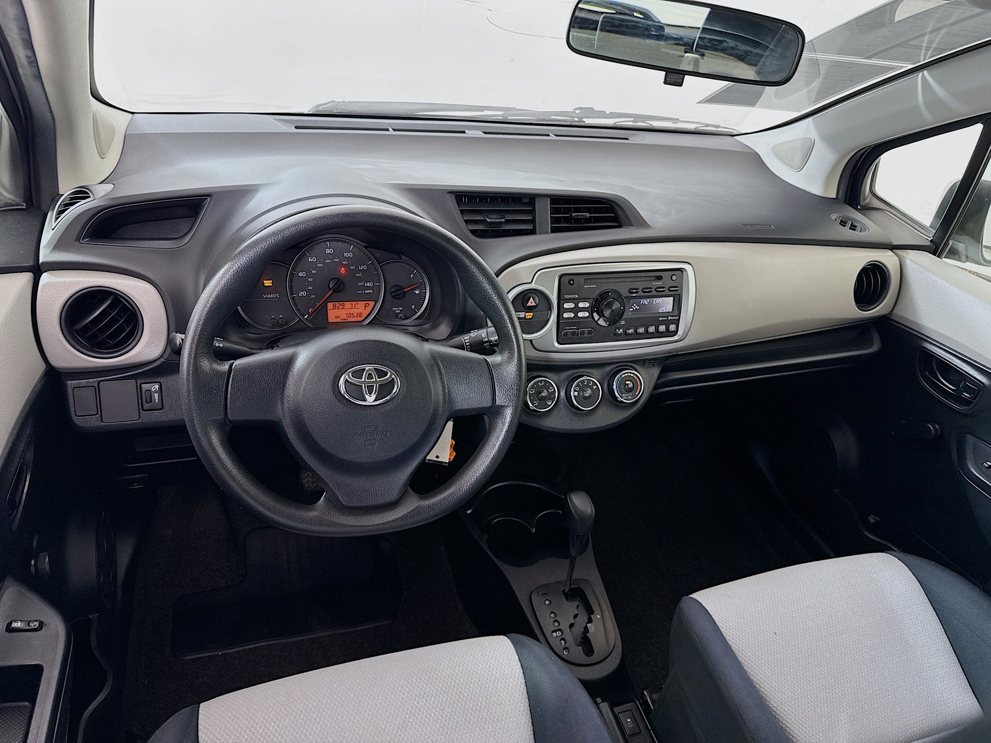Used 2014 Toyota Yaris L image 20