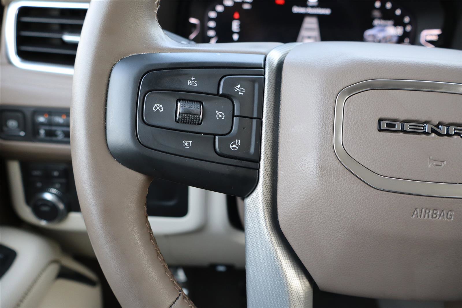 Used 2023 GMC Yukon XL Denali image 14