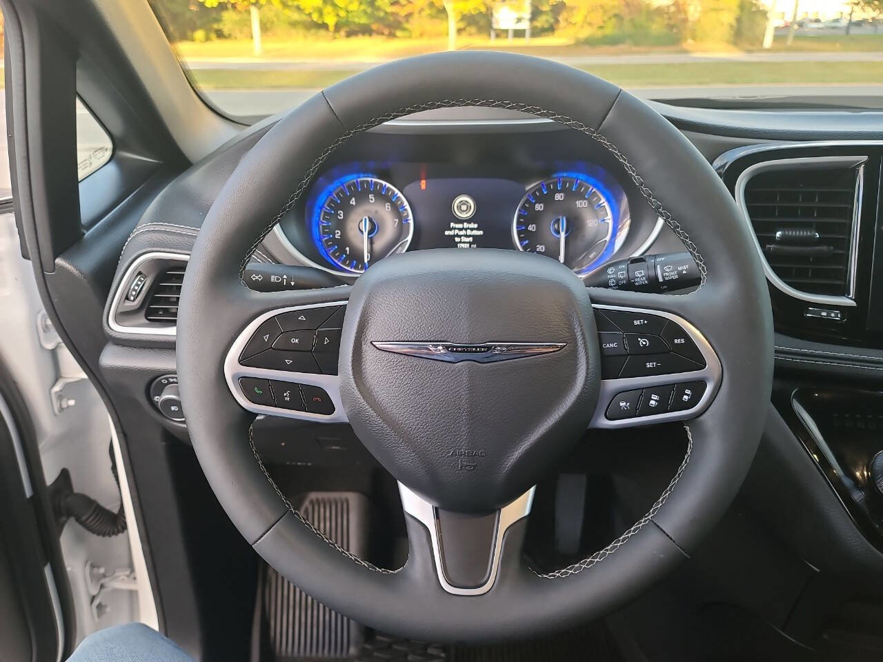 Used 2025 Chrysler Pacifica Select FWD image 14