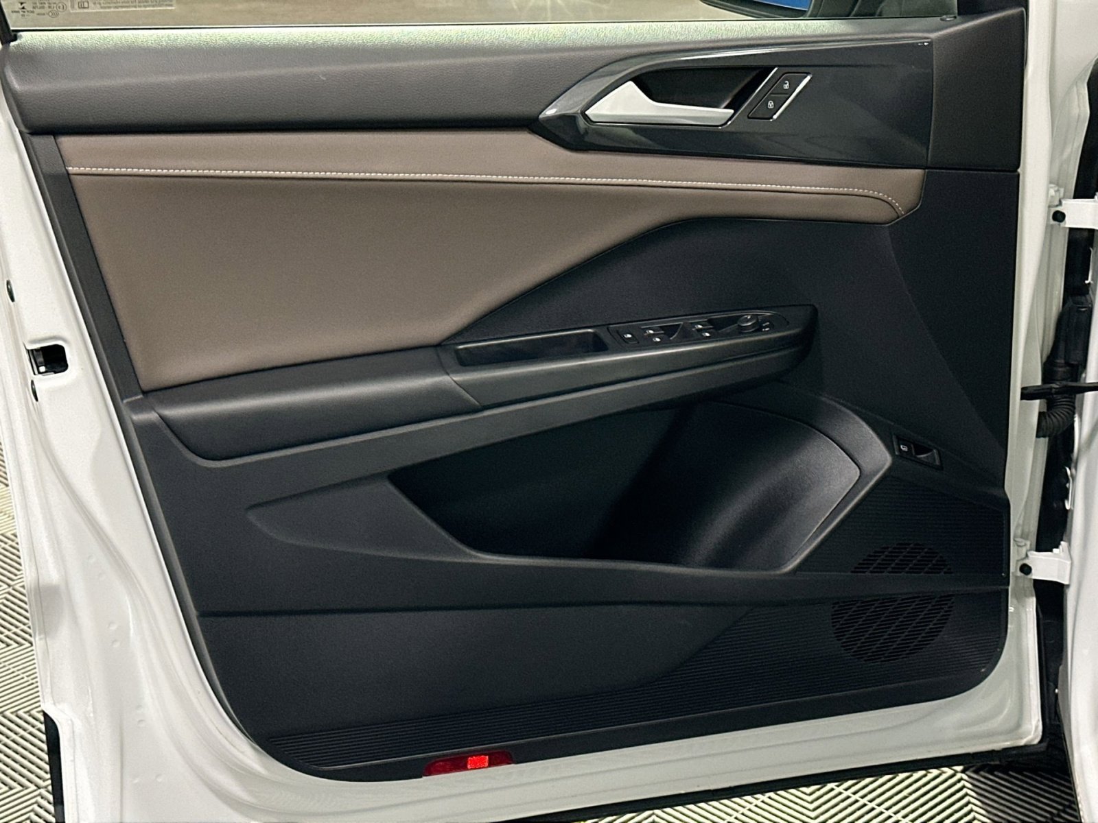 Used 2022 Volkswagen Taos SEL image 15