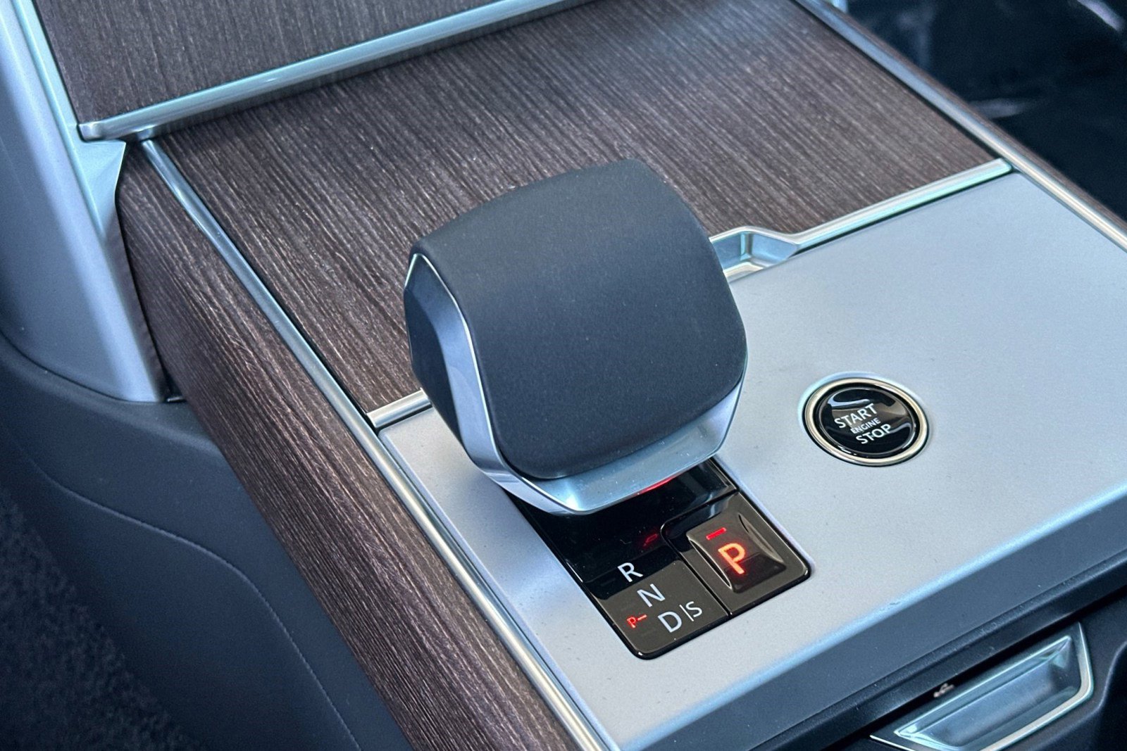 New 2026 Land Rover Range Rover Long Wheelbase SE image 21