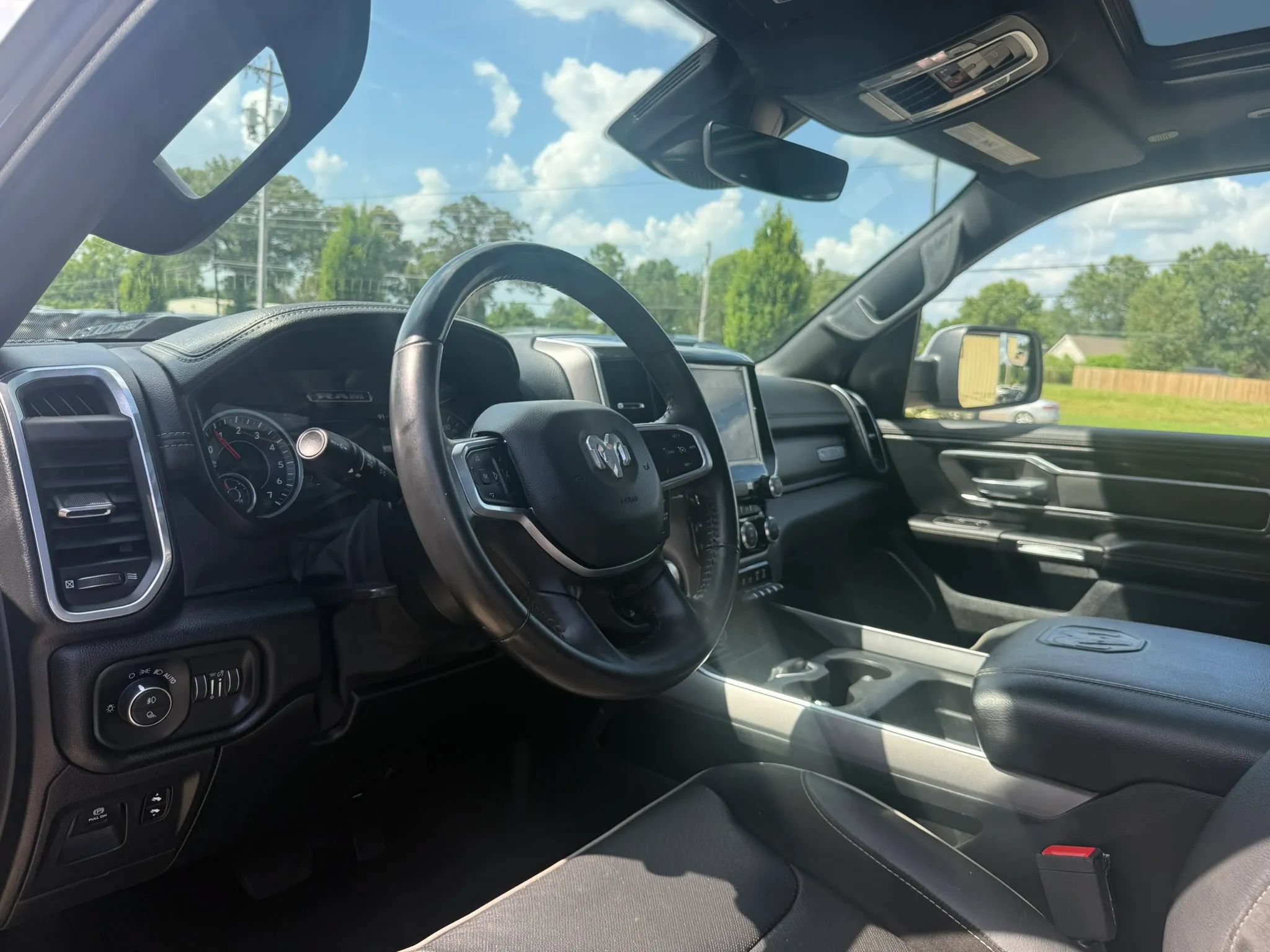 Used 2021 RAM 1500 Laramie w/ Sport Appearance Package AWD/4WD image 9