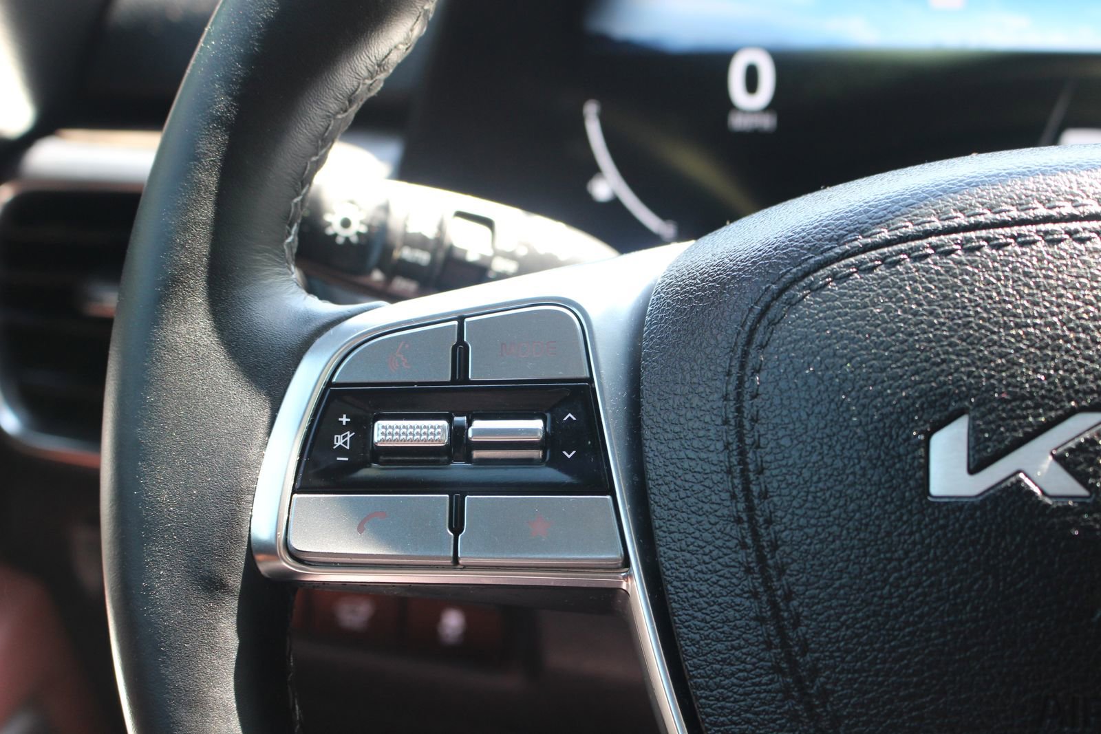 Certified 2024 Kia Telluride SX Prestige w/ Towing Package image 23