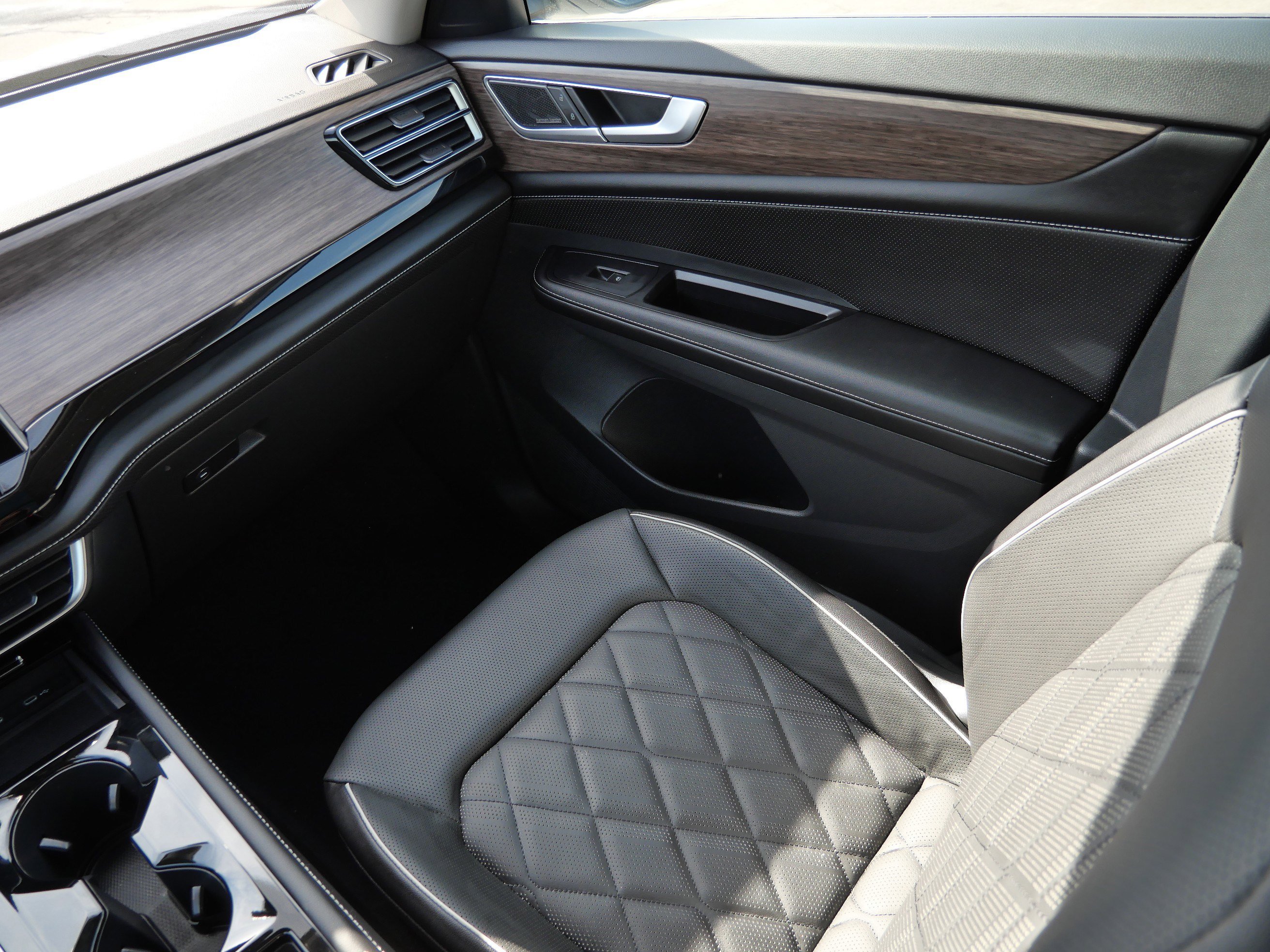 Certified 2024 Volkswagen Atlas SEL Premium R-Line image 11