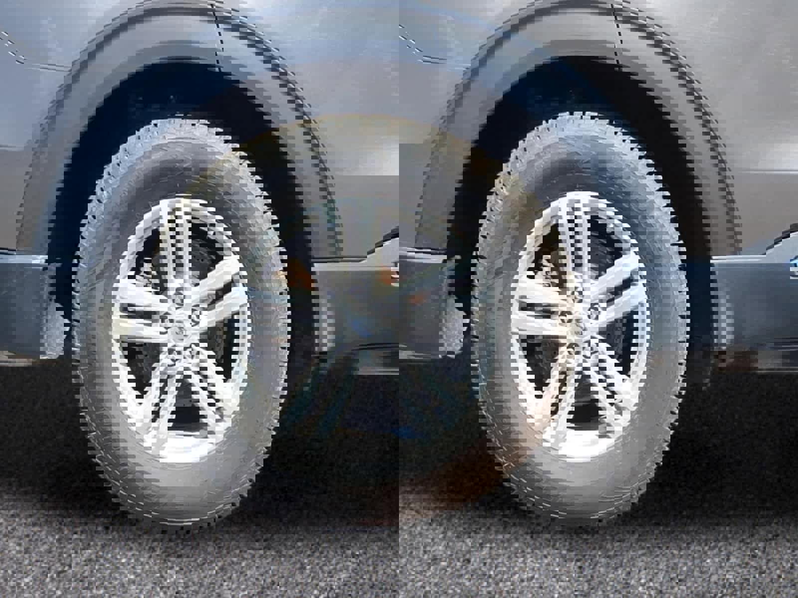 Used 2021 Ford Explorer XLT AWD/4WD image 3