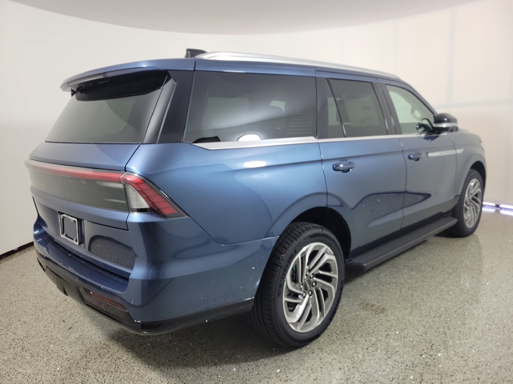 New 2027 Lincoln Navigator Premiere RWD image 4