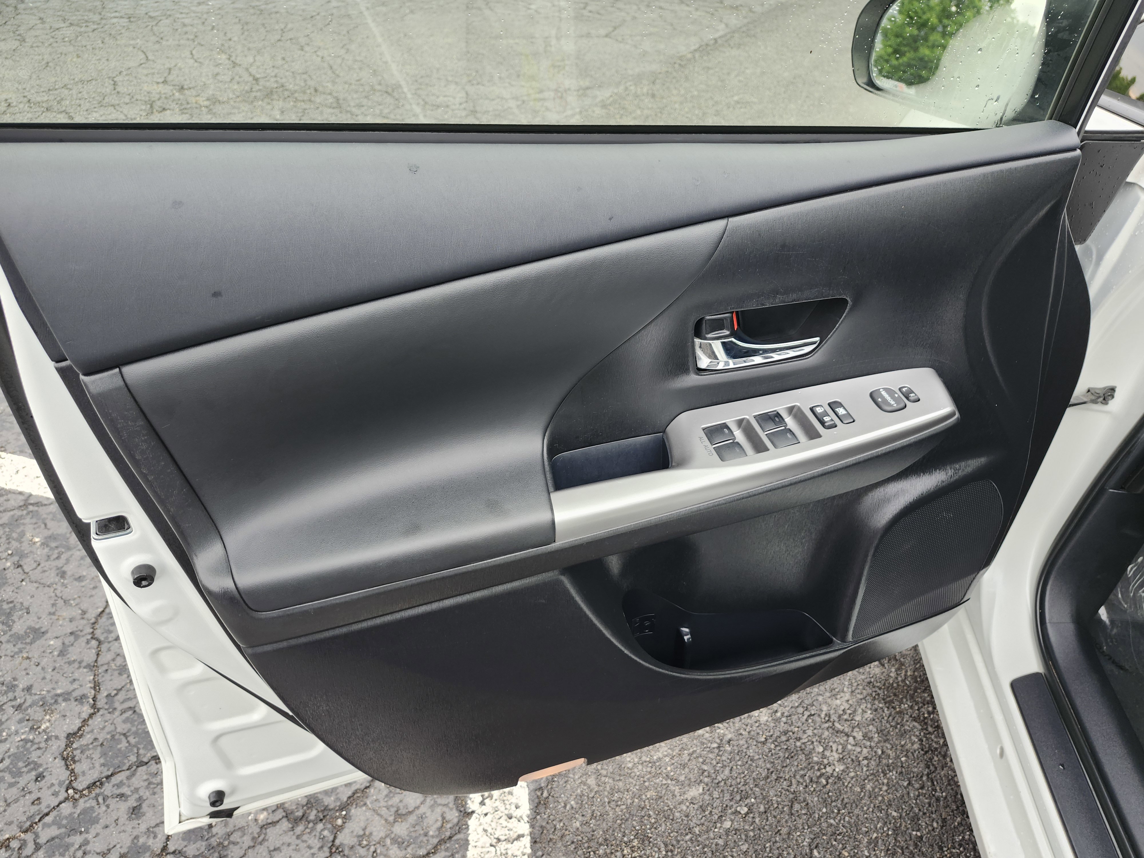 Used 2017 Toyota Prius V Four FWD image 25